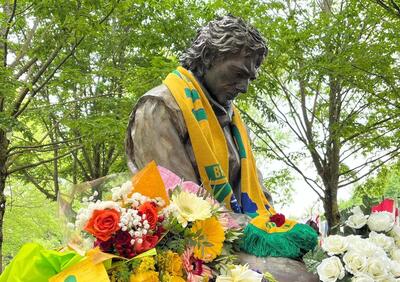 F1. Autodromo Enzo e Dino Ferrari di Imola, vandali in azione al monumento di Ayrton Senna 