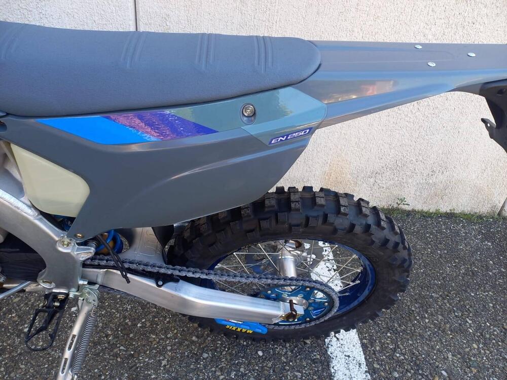 Tm Moto EN 250 ES Fi 4T TM Corse (2025) (3)