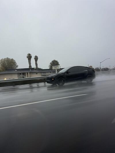 Tesla Model Y 2025 spiata in un video: il frontale ricorda la Model S