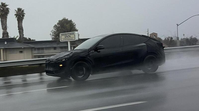 Tesla Model Y 2025 spiata in un video: il frontale ricorda la Model S