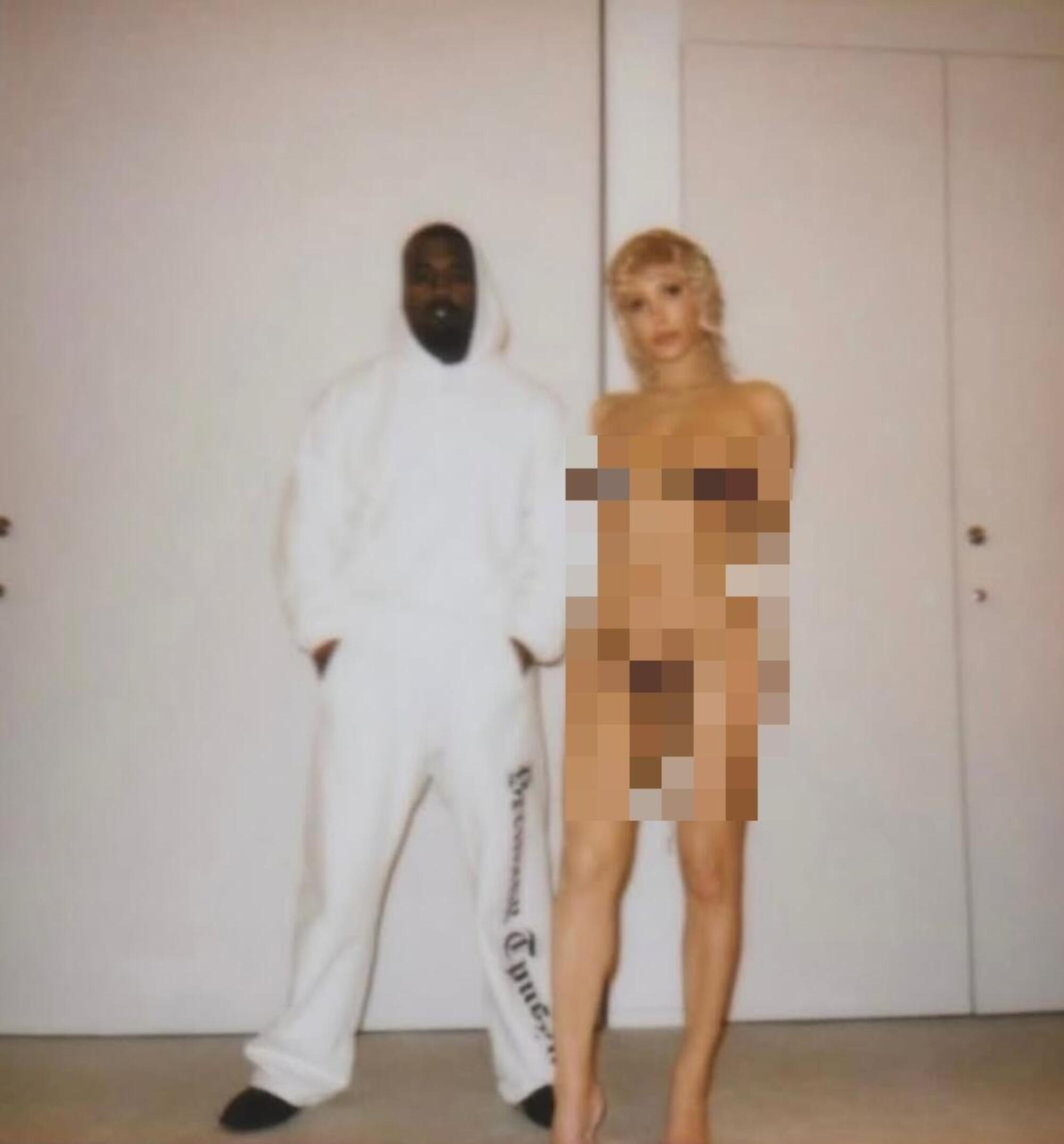 &quot;Happy new year&quot; da Bianca Censori e Kanye West (foto non censurata in fondo alla pagina)