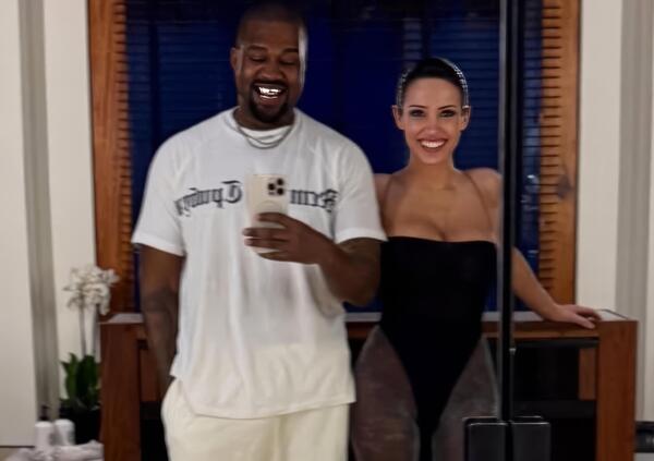 Bianca Censori con Kanye West saluta il 2025 a colpi di cu*o (e col sorriso). E intanto i figli di Ye e Kim Kardashian... [FOTO]