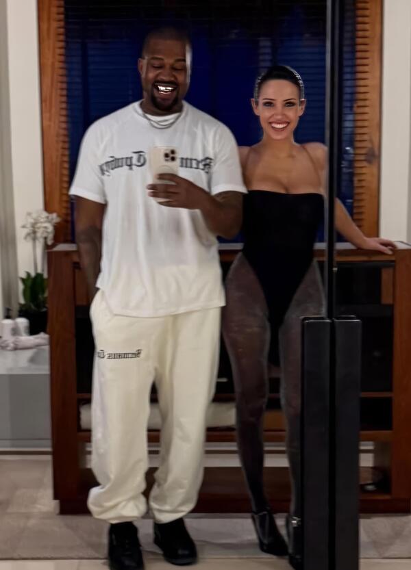 Bianca Censori con Kanye West saluta il 2025 a colpi di cu*o (e col sorriso). E intanto i figli di Ye e Kim Kardashian... [FOTO]