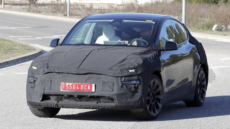 La nuova Tesla Model Y &egrave; sulle strade europee: ecco la Juniper con le nostre foto spia in anteprima