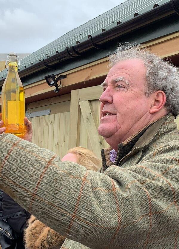 Jeremy Clarkson, &egrave; iniziato il suo anno pi&ugrave; duro? Dai problemi di salute ai guadagni con il Diddly Squat Farm e il Farmer&rsquo;s Dog Pub (&ldquo;una miseria!&rdquo;). E l&rsquo;annuncio: &ldquo;Saremo chiusi per due mesi e&hellip;&rdquo;  