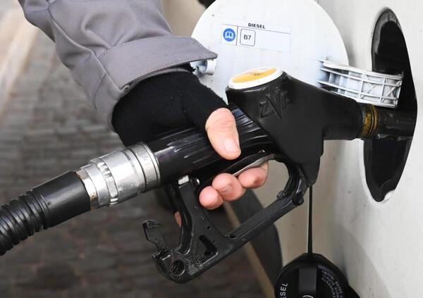 Altro che togliere le accise sui carburanti, ora aumentano pure: rincari in vista per il gasolio, mentre per la benzina ecco cosa prevede il &ldquo;riallineamento&rdquo; del governo Meloni