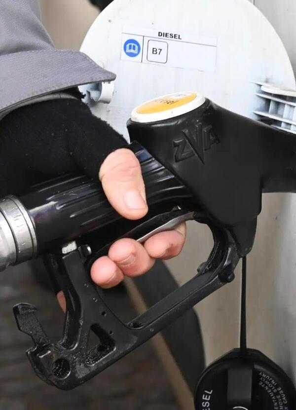 Altro che togliere le accise sui carburanti, ora aumentano pure: rincari in vista per il gasolio, mentre per la benzina ecco cosa prevede il &ldquo;riallineamento&rdquo; del governo Meloni