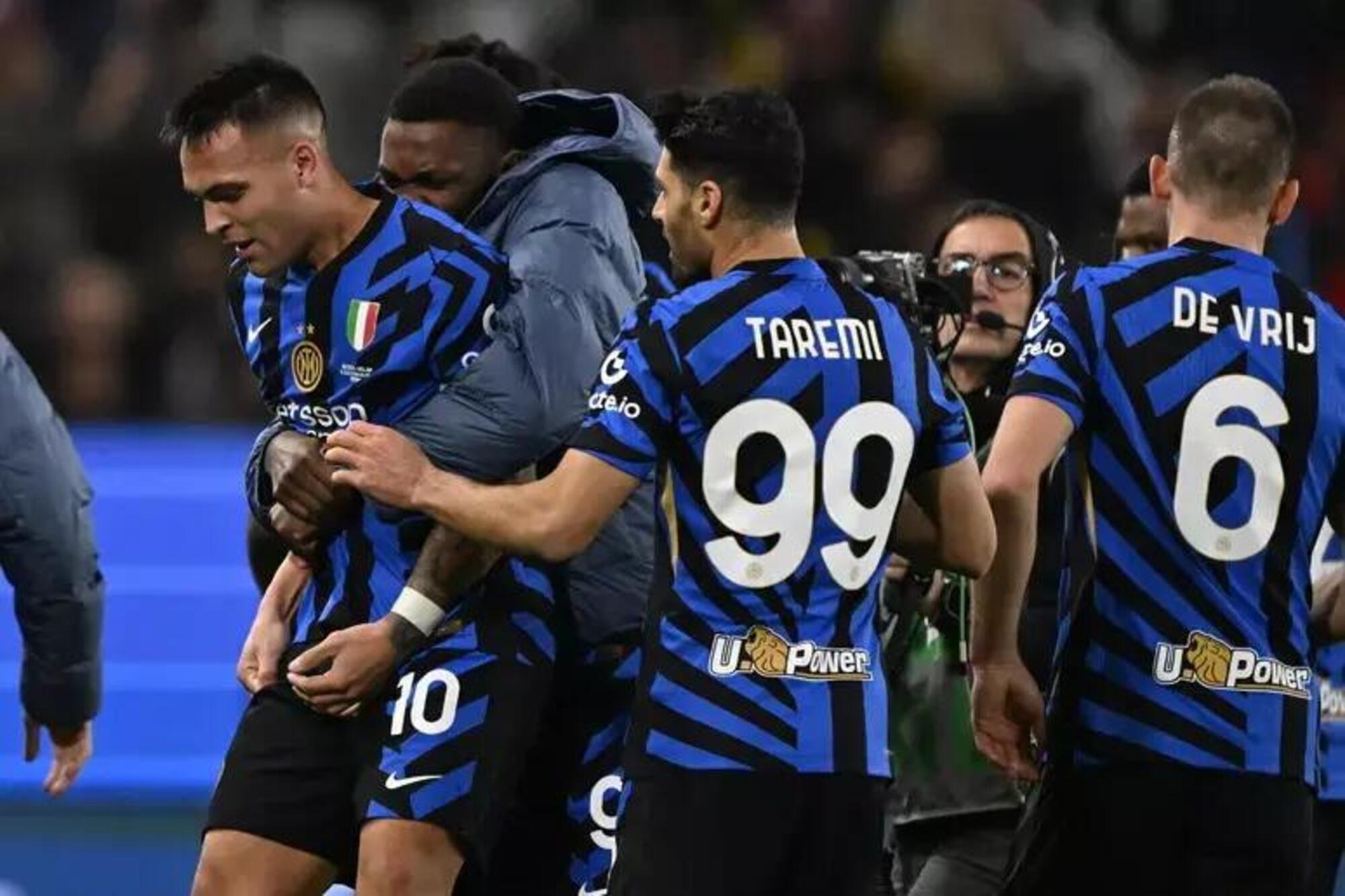 Lautaro e l&#039;abbraccio dopo il gol