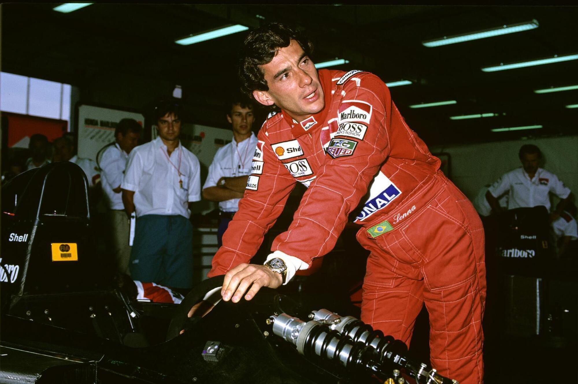 Ayrton Senna con indosso un TAG Heuer, che vede anche il suo logo stampato sulla tuta del brasiliano