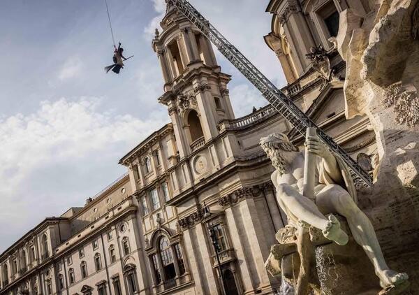 Siamo andati a mangiare in Piazza Navona per la Befana di Roma, ma com&#039;&egrave; stato? Un&#039;epifania nel bagno di folla, tra mandorle caramellate, i Moretti, una mela stregata e...