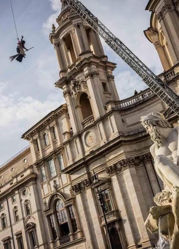 Siamo andati a mangiare in Piazza Navona per la Befana di Roma, ma com&#039;&egrave; stato? Un&#039;epifania nel bagno di folla, tra mandorle caramellate, i Moretti, una mela stregata e...