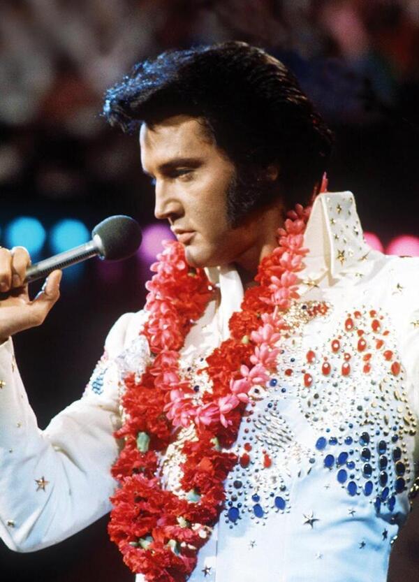 90 anni fa nasceva Elvis Presley. I movimenti del bacino, la Cadillac rosa comprata alla madre, l&rsquo;amore per Priscilla e l&rsquo;omaggio dei Maneskin: ecco perch&eacute; il re del rock &egrave; stato rivoluzionario