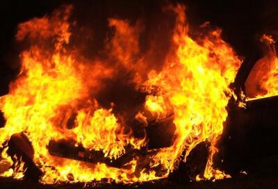 Incendi di auto elettriche: meglio usare l'acqua o la schiuma?
