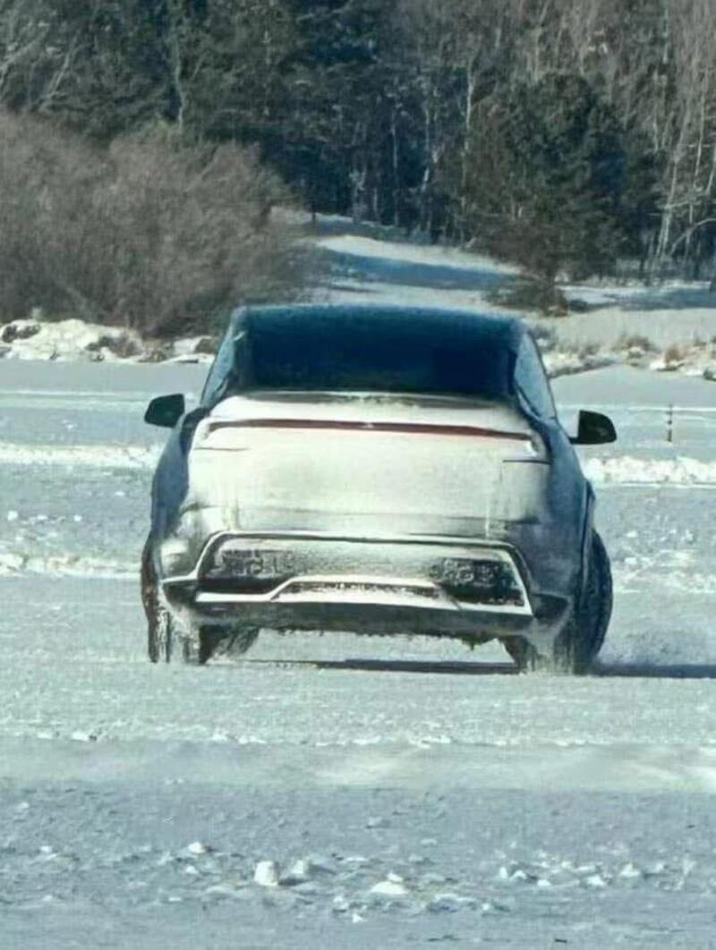 Il posteriore della nuova Tesla Model Y 2025