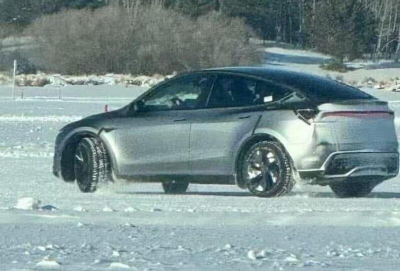 La Tesla Model Y in prova sul ghiaccio