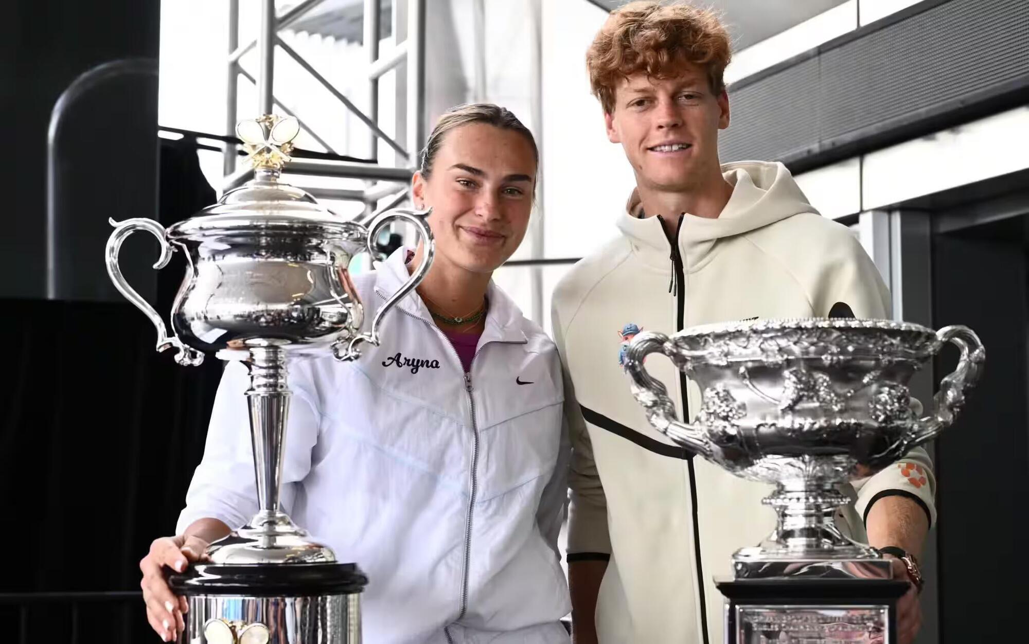 Sinner con la Sabalenka durante i sorteggi per l&#039;Australian Open