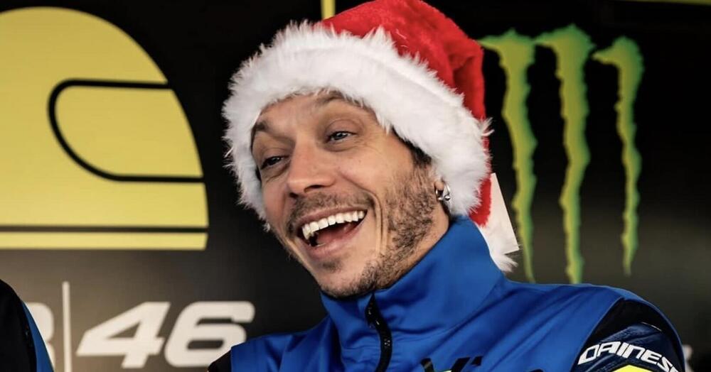 Valentino Rossi torna a produrre gag stile &quot;Pollo Osvaldo&quot; mentre mangia un panino col pollo: Signori, la 100 km dei Campioni &egrave; gi&agrave; una hit [VIDEO]