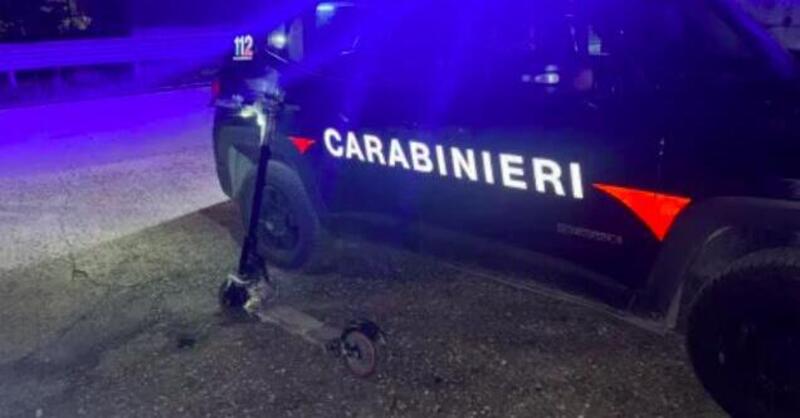 Guida il monopattino elettrico da ubriaco: i Carabinieri lo beccano e gli ritirano la patente