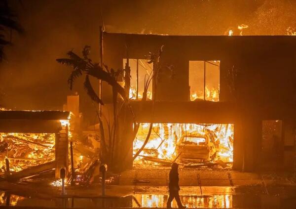 Incendio di Los Angeles, perch&eacute; le assicurazioni hanno ritirato le polizze prima dei roghi? E le speculazioni dei proprietari di terreni? Ecco cosa sappiamo&hellip;