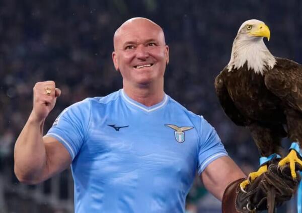 E che caz*o.... Licenziato dalla Lazio per una protesi al pene? Il falconiere Juan Bernab&egrave;, addestratore dell&rsquo;aquila Olimpia, si difende: &ldquo;Non c&rsquo;&egrave; niente di male&rdquo;. E con Cruciani a La Zanzara...