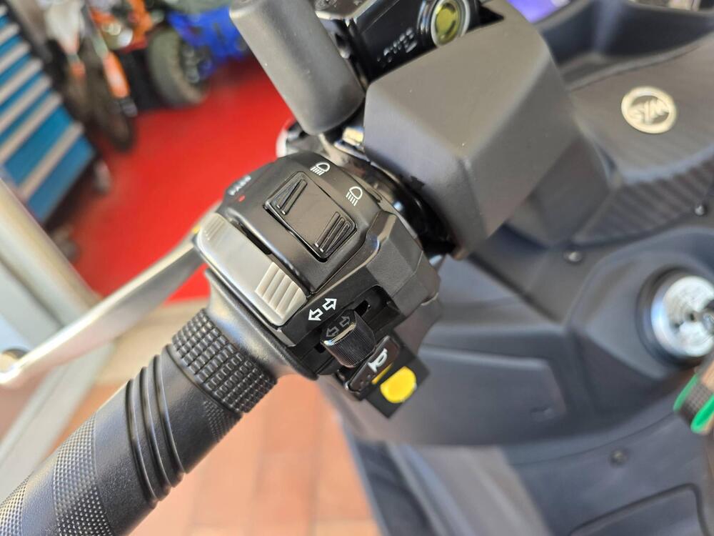 Sym Joymax 300 Z+ (2021 - 24) (11)