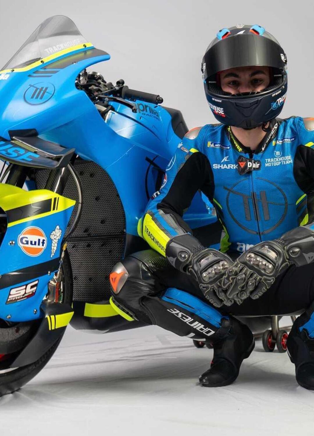 Signori, ecco la prima MotoGP del 2025: è l’Aprilia di Trackhouse. E no: niente iconica livrea Gulf per Fernandez e Ogura