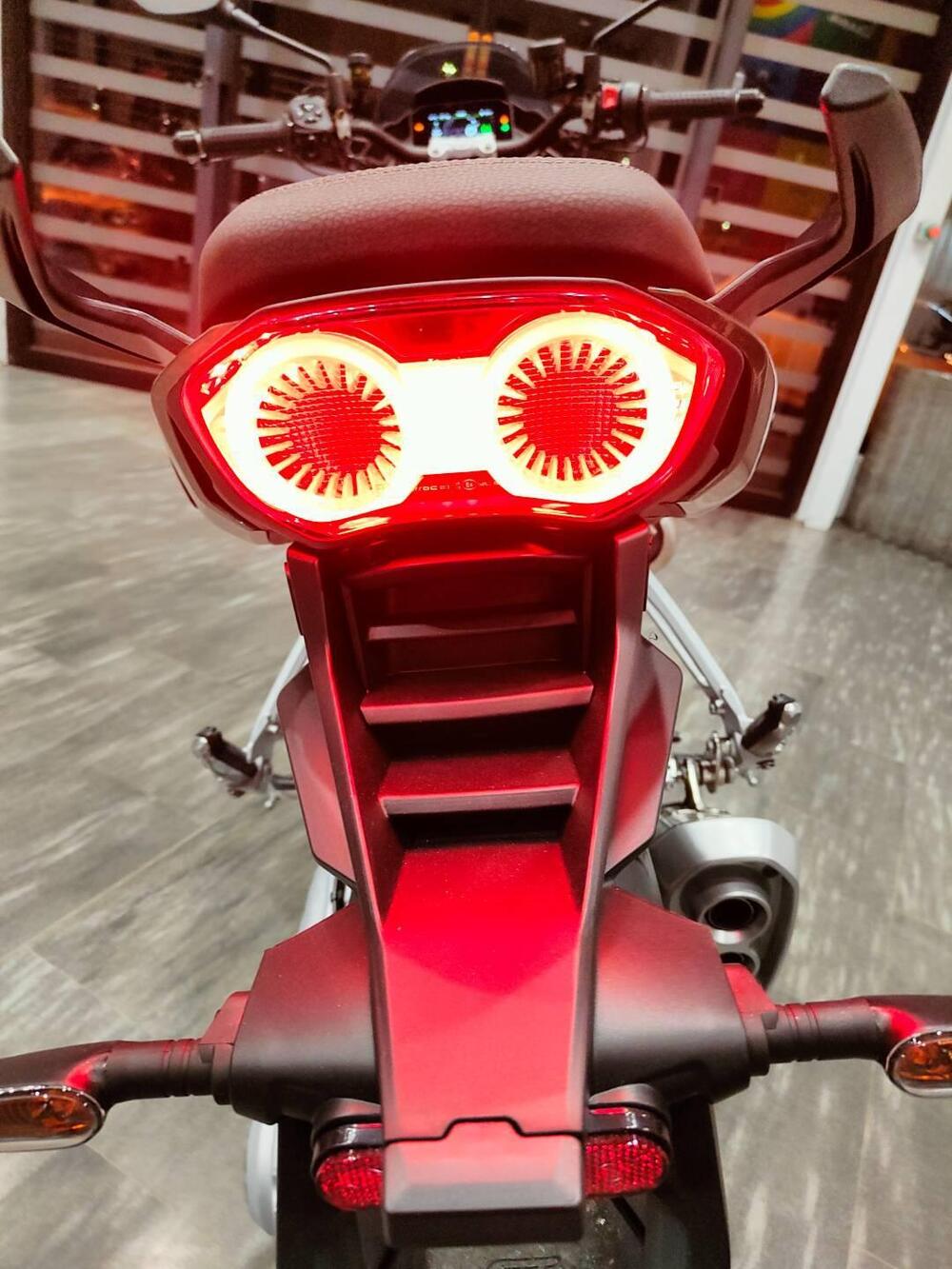 Moto Guzzi V100 Mandello S (2022 - 24) (15)