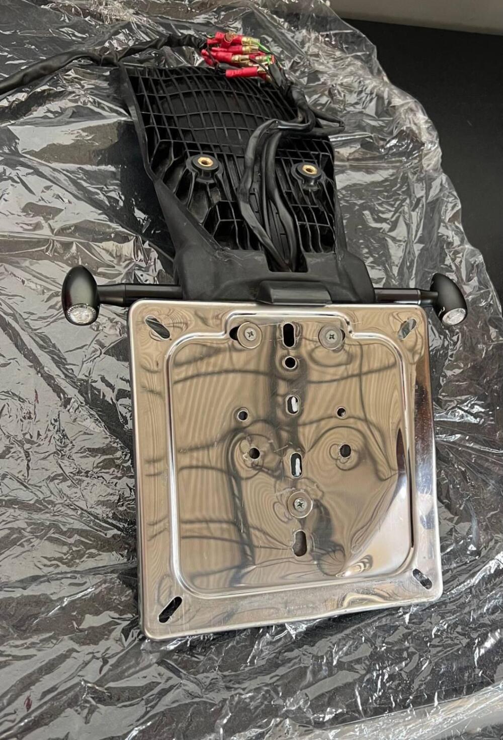 Parafango Post. corto TRIUMPH con frecce Rizoma (6)