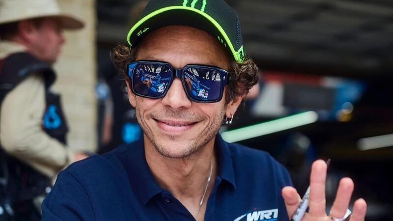 MotoGP 2025. Valentino Rossi: &quot;La mattina mi alzo alle 7,45 e faccio il latte&quot; [VIDEO]