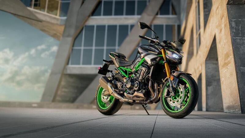 Svelato il prezzo delle Kawasaki Z900 e Z900 SE 2025: tenetevi forte! [VIDEO E GALLERY]