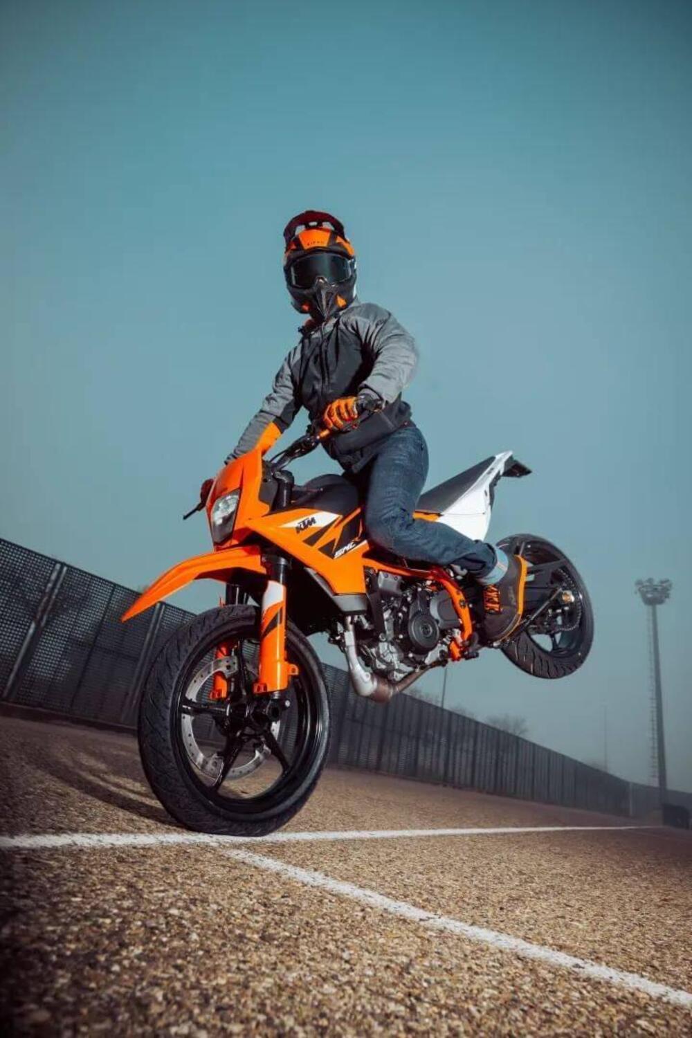 KTM 125 SMC R (2025) (4)