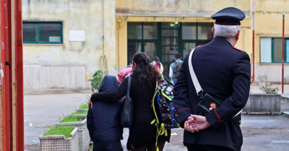 Ma avete visto cosa aveva nel telefonino la professoressa di Castellammare arrestata per violenza sessuale su minori? 17mila foto por*o, le &ldquo;bamboline&rdquo;, le chat e oggi c&#039;&egrave; l&#039;interrogatorio&hellip;