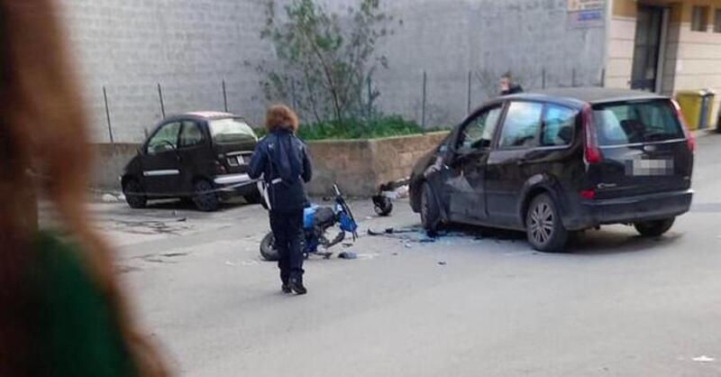 Ragusa, scappano dalla Polizia e poi si schiantano con lo scooter: 15enne in gravi condizioni