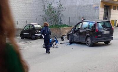 Ragusa, scappano dalla Polizia e poi si schiantano con lo scooter: 15enne in gravi condizioni