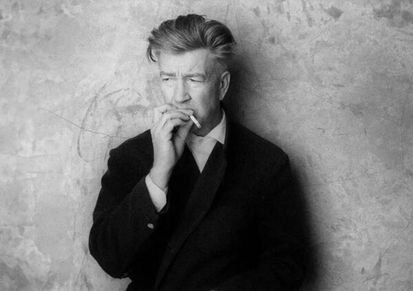 &Egrave; morto il regista David Lynch, ma ci ha insegnato tanto (e non solo al cinema). Che cosa? Ve lo ricordiamo noi...