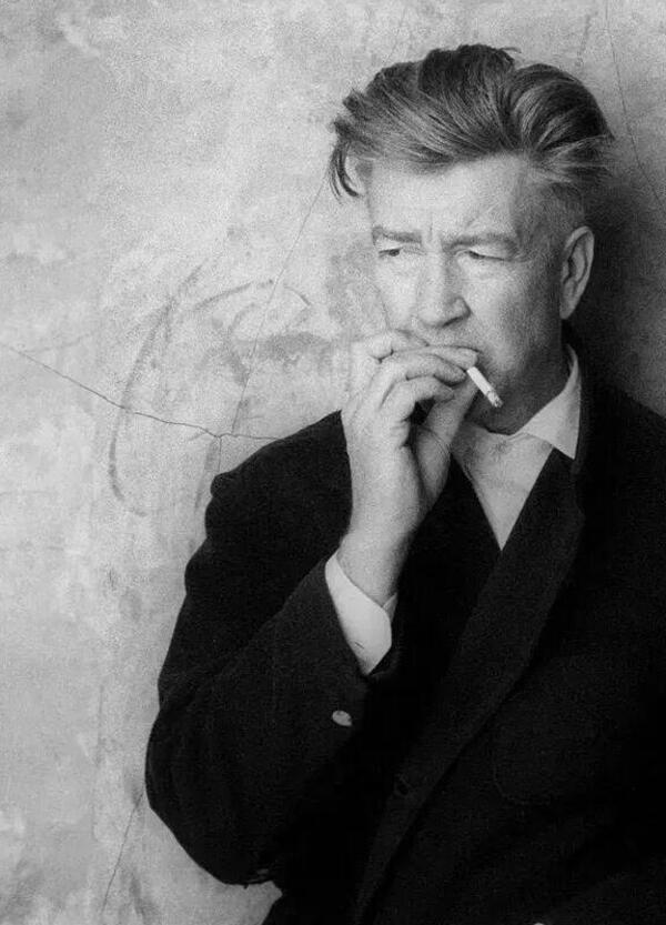 &Egrave; morto il regista David Lynch, ma ci ha insegnato tanto (e non solo al cinema). Che cosa? Ve lo ricordiamo noi...