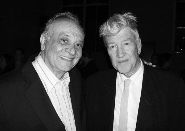 David Lynch &egrave; morto, ma il fuoco rimane acceso. Angelo Badalamenti racconta com&rsquo;&egrave; nata la colonna sonora di Twin Peaks. E noi? Siamo gli ultimi testimoni di quel miracolo&hellip;