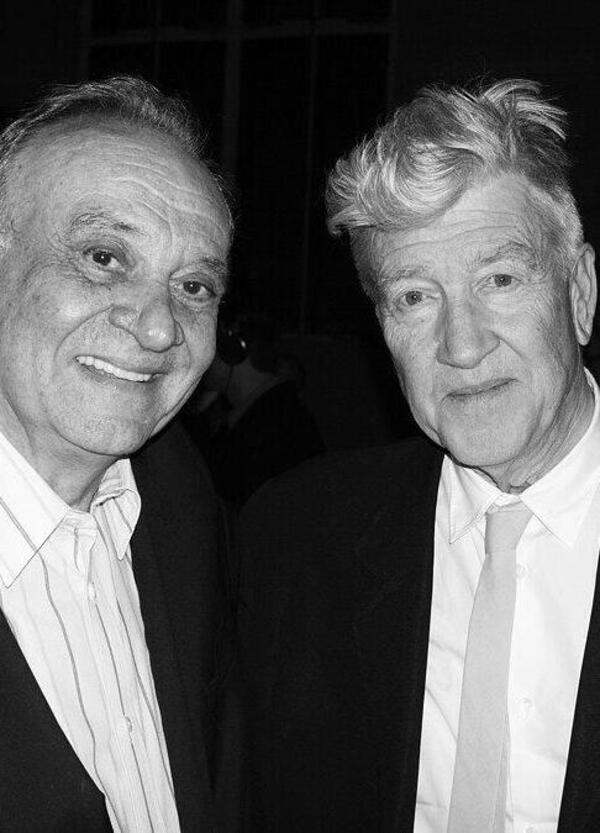 David Lynch &egrave; morto, ma il fuoco rimane acceso. Angelo Badalamenti racconta com&rsquo;&egrave; nata la colonna sonora di Twin Peaks. E noi? Siamo gli ultimi testimoni di quel miracolo&hellip;