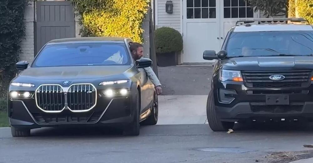 Ben Affleck in Bmw? Guardate come litiga con la polizia in auto dopo l&#039;incendio di Los Angeles e perch&eacute; [VIDEO]