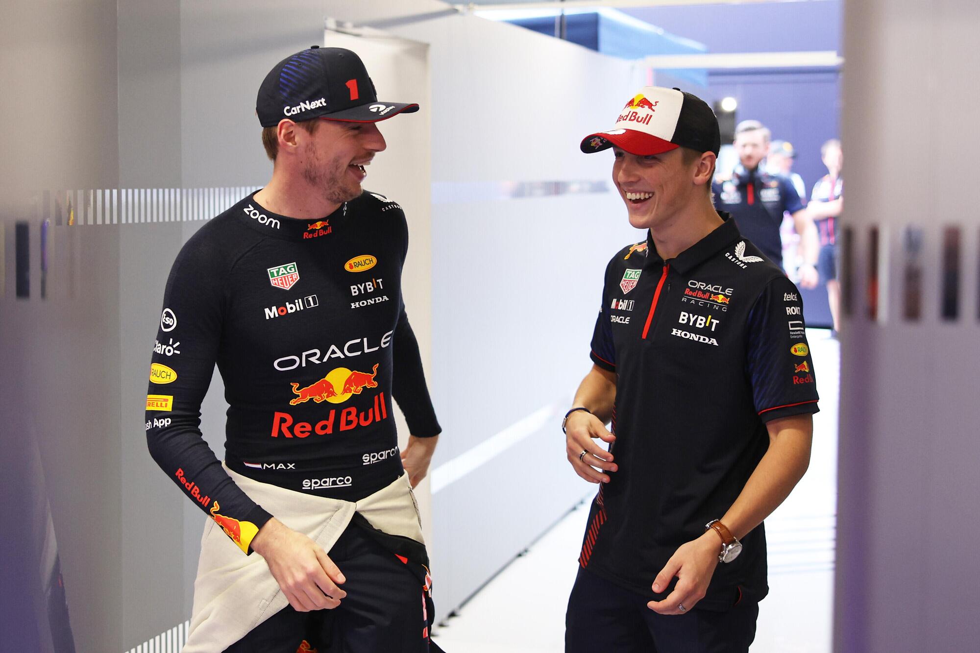 Liam Lawson insieme a Max Verstappen.