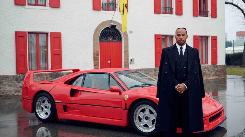 F1. La prima volta a Maranello di Lewis Hamilton: &quot;La ricorder&ograve; per sempre, un sogno che diventa realt&agrave;. Inizia una nuova era da pilota Ferrari&rdquo;