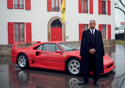 F1. Lewis Hamilton e il suo primo giorno in Ferrari in posa con la F40: nulla è lasciato al caso