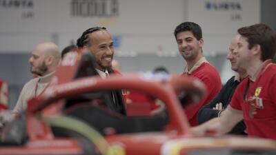 F1. L'incontro con la squadra e la presentazione a tutti i membri di Ferrari: cos&igrave; Lewis Hamilton a Maranello [VIDEO]