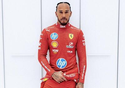 F1. Lewis Hamilton veste per la prima volta la tuta della Ferrari: tutto pronto per il debutto a Fiorano