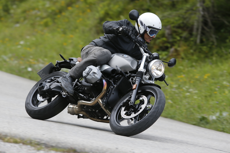 La Scrambler regala una guida immediata e divertente sui percorsi misti. E&#039; ospitale col pilota, meno col passeggero