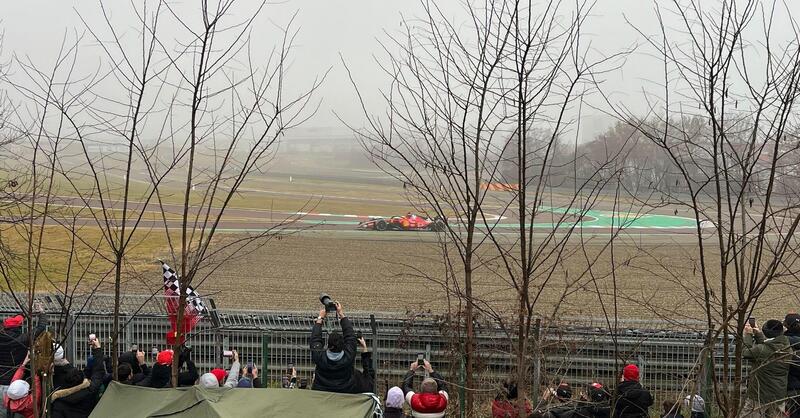 F1. Nebbia e casco giallo: Lewis Hamilton ha debuttato in pista a Fiorano con Ferrari [VIDEO]