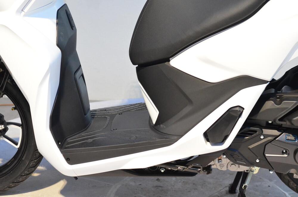 Voge Sfida SR16 125 (2025) (12)