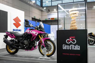 Suzuki a MBE 2025 con la V-Strom 800DE del Giro d'Italia [VIDEO]