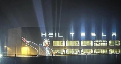 Brutto scherzo a Elon Musk a Berlino: "Heil Tesla!" e il saluto romano