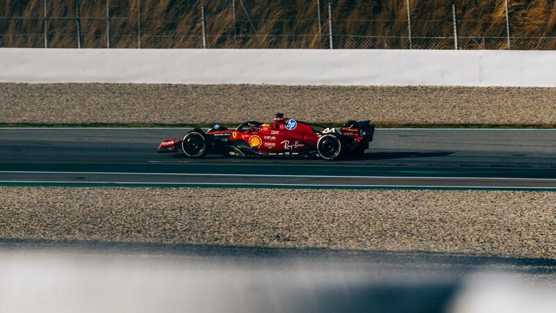 F1. Incidente in pista a Barcellona per Hamilton, il primo da pilota Ferrari. Slitta il programma di Leclerc per i danni alla SF-23